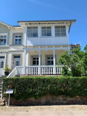 Villa-Rosengarten-Ferienwohnung-Baumhaus-mit-Seeblick